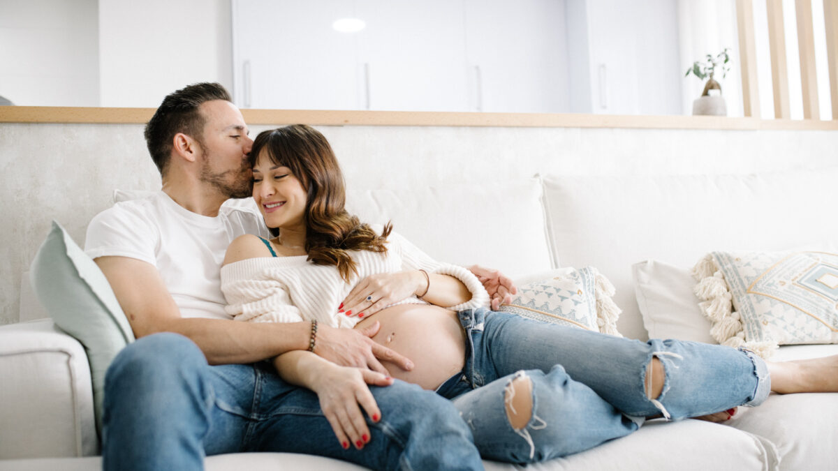 Fotografia de embarazo natural lifestlye en Valencia